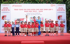 HEAD Sơn Minh tặng hàng trăm mũ bảo hiểm cho học sinh Trường tiểu học Lê Văn Việt