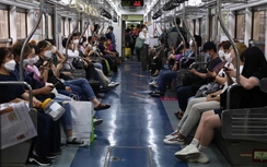 Seoul thử nghiệm bỏ ghế ngồi tàu điện ngầm