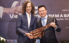 Kenny G tặng lại chiếc kèn saxophone để đấu giá gây quỹ từ thiện tại Việt Nam