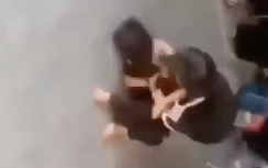 Nữ sinh bị bạn đánh, lột áo ngay trong trường