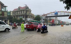 Quốc lộ 1A qua Hà Tĩnh ngập sâu, các phương tiện chật vật di chuyển