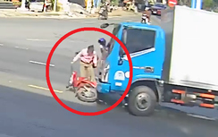 Nghi vượt đèn đỏ, 2 người đi xe máy gặp nạn trước đầu xe tải