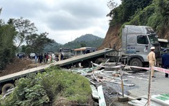 Tai nạn liên hoàn trên dốc Cun, đường về Hòa Bình ùn tắc kéo dài