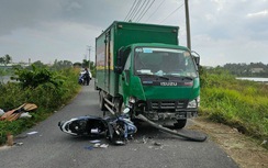 Xe máy nát đầu sau cú đâm trực diện xe tải, một người tử vong