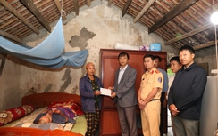 Ban ATGT tỉnh Nghệ An thăm hỏi 10 gia đình nạn nhân TNGT đặc biệt khó khăn