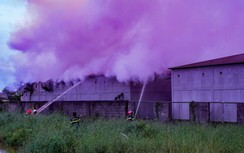 Nổ lớn, cột khói bốc cao hàng chục mét tại kho chứa phân bón ở Cà Mau