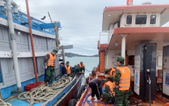 Tàu cá bị chìm trên biển Cô Tô, 11 ngư dân được cứu hộ an toàn