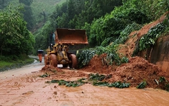 Nhiều tuyến quốc lộ qua Quảng Nam sạt lở, sơ tán gần 4.000 dân