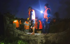 Ứng cứu 6 người đi tiếp nhiên liệu bị lật thuyền ở Huế