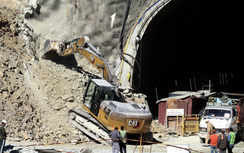 Ấn Độ tính đào từ đỉnh đồi xuống hầm để cứu 41 công nhân mắc kẹt 