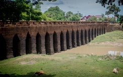 Phiêu lưu trên cây cầu hơn 800 năm tuổi chưa từng hỏng hóc ở Campuchia