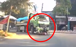 Cố vượt ô tô tải ngay điểm mù, xe máy bị cuốn vào bánh xe