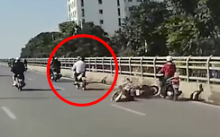 Tạt đầu xe máy, người đàn ông khiến một phụ nữ gặp nạn