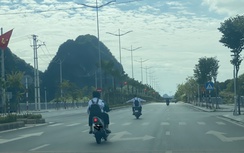 Giật mình cảnh học sinh "đầu trần" đi xe máy ở Quảng Ninh