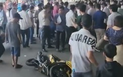 Trăm người xem cảnh bắt hai thanh niên phóng xe máy vào trước ga quốc tế Tân Sơn Nhất
