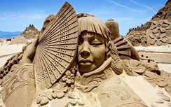 Cuộc thi điêu khắc trên cát, mỗi tác phẩm nặng hàng nghìn tấn