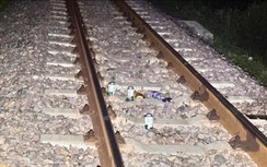 Mua bia ngồi uống trên đường ray, thanh niên bị tàu hỏa tông tử vong