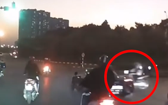 Vượt đèn đỏ, người đi xe máy gây họa với siêu xe