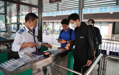 Khách hào hứng dùng thẻ vé liên thông đi xe buýt ở Hà Nội