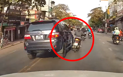 Lấn làn vượt ẩu, ô tô ép người phụ nữ đi xe máy “rẽ trái xi nhan phải” suýt ngã