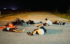 Hai xe máy đối đầu trong đêm ở Quảng Bình, nạn nhân nằm la liệt trên đường