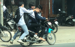 Tràn lan học sinh đi xe máy, không đội mũ bảo hiểm tới trường
