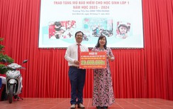 HEAD Sơn Minh trao mũ bảo hiểm cho các em Trường tiểu học Đinh Tiên Hoàng