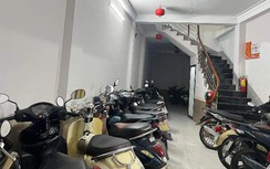 Xe máy, xe đạp điện dựng san sát ở các chung cư mini
