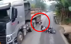 Vượt ẩu, 2 người đi xe máy thoát cửa tử ngay trước bánh xe tải