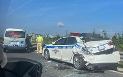 Bản tin TNGT 8/11: Xe cứu thương tông móp đuôi xe CSGT trên cao tốc