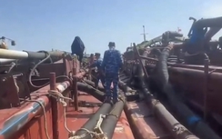 Hút trộm cát, 2 tàu "bạch tuộc" bị cảnh sát biển bắt giữ gần Tiền Giang