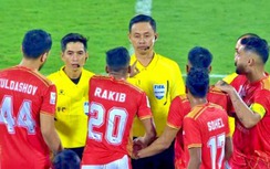 Trọng tài Việt Nam được an ninh hộ tống khỏi sân trong trận đấu Cúp châu Á