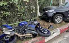Va chạm trên đường gom đại lộ Thăng Long, cô gái lái mô tô phân khối lớn bị thương nặng 