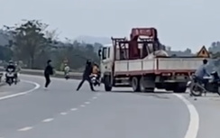 Nhóm thanh niên chặn đánh, đập phá xe tải trên quốc lộ