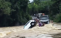 Vượt cầu tràn ở Khánh Hòa, xe Mercedes bị nước lũ cuốn trôi