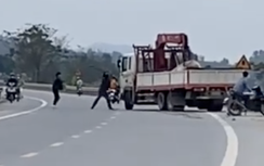 Vụ đập phá xe tải trên quốc lộ ở Nghệ An: Tạm giữ hình sự 2 đối tượng
