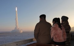 Hình ảnh ông Kim Jong Un cùng con gái theo dõi buổi phóng tên lửa Triều Tiên