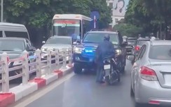 Công an xác minh clip người đàn ông chặn đầu xe biển xanh trên phố ở Hà Nội