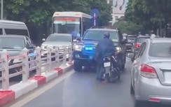 Thông tin mới nhất vụ người đàn ông chặn đầu xe biển xanh trên phố ở Hà Nội