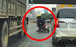 Đi vào đường cấm, hai người trên xe máy trượt bánh ngã trước đầu xe tải