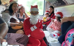 Ngập tràn không khí đón mừng Giáng sinh trên các chuyến tàu khách Sài Gòn