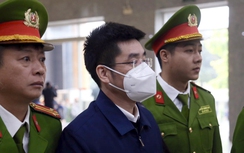 Cảnh sát áp giải cựu điều tra viên Hoàng Văn Hưng đến tòa phúc thẩm