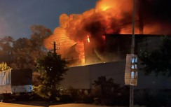 Hơn 60 chiến sỹ cảnh sát dập tắt đám cháy nổ tại công ty dệt ở Bình Dương