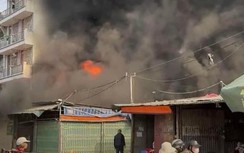 Cháy lớn gần chợ nông sản Văn Quán, cột khói bốc cao hàng trăm mét