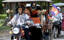 Những phụ nữ vượt định kiến lái xe tuk tuk ở Campuchia