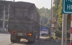 Bị giữ GPLX sau tai nạn giao thông, tài xế xe moóc rào vẫn ngang nhiên chở hàng quá tải