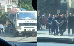 Hưng Yên: Hàng chục người bò vào gầm xe bê tông giải cứu một phụ nữ