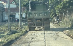 Quảng Ninh: Mặt đường thôn nát vụn vì xe chở vật liệu san lấp cho dự án