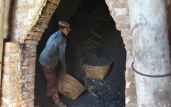Độc đáo nghề hầm than đước trăm năm tuổi ở Cà Mau
