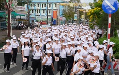 Hàng ngàn người đi bộ kêu gọi "Đã uống rượu bia - không lái xe" ở Cà Mau